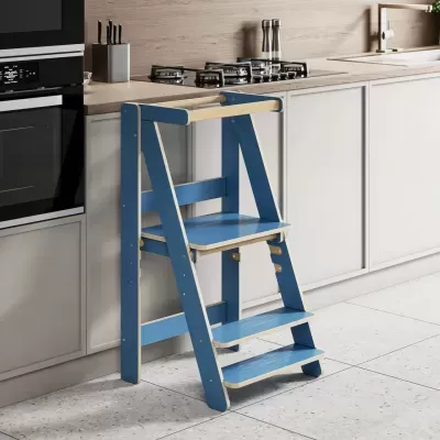 Escada de madeira azul com guarda-corpo numa cozinha