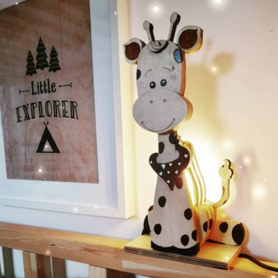 Luminária de girafa de madeira com manchas pretas e quadro LITTLE EXPLORER