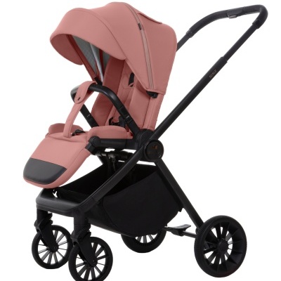 Carrinho de bebé cor de rosa com estrutura preta e capota ampla