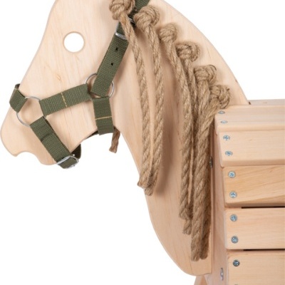 Cavalo de madeira com corda e cabresto verde