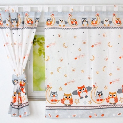 Conjunto de cortinas com estampado de corujas e elementos celestes em tecido branco.