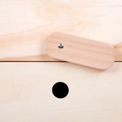 Caixa de madeira clara com tampa e fenda, fundo branco