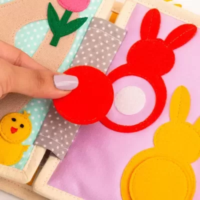 Livro de pano colorido com figuras de animais em feltro