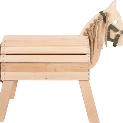 Banco infantil de madeira em forma de cavalo com crina de corda e cabresto verde
