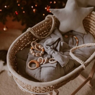 Berço de verga com tecido cinzento e almofada estrela branca