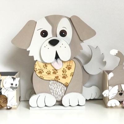 Conjunto de organizadores de mesa em madeira com figuras de animais, incluindo um cão e dois gatos, com decoração colorida e bolas de novelo.