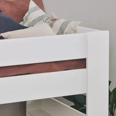Cama branca com roupa de cama terra e almofadas bege e azul listradas