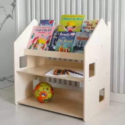 Estante de madeira clara com livros infantis, lápis de cor, caderno e bola colorida