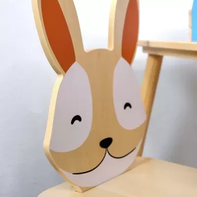 Cadeira infantil de madeira com forma de rosto de coelho pintado