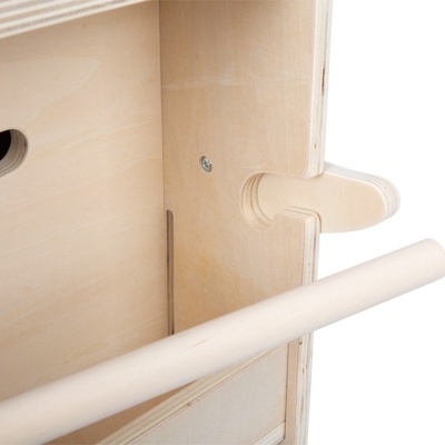 Mobiliário em madeira clara com encaixe arredondado e barra cilíndrica de madeira