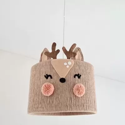 Candeeiro de tecto infantil em tecido com padrão corduroy e decoração de veado em bege e castanho