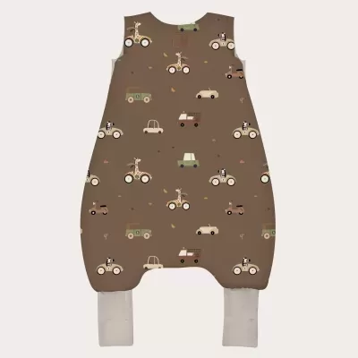 Macacão de bebé castanho com padrão de carros e animais e pés cinzentos
