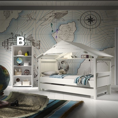 Quarto infantil com cama branca em forma de casa e parede decorada com mapa náutico