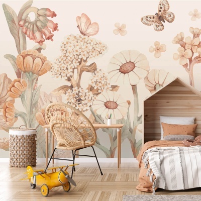 Quarto infantil com papel de parede floral e mobiliário em madeira clara