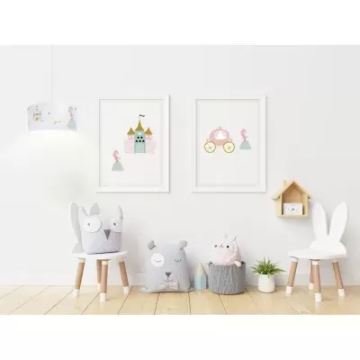 Decoração infantil com cadeiras com encostos de coelho, almofadas de animais, planta, nicho em forma de casa e molduras com desenhos de castelo e carruagem