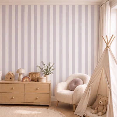 Quarto infantil com cómoda de madeira, cadeira estofada, tenda de tecido, almofada e urso de peluche.