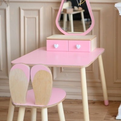 Secretária rosa infantil com espelho e cadeira com orelhas de coelho