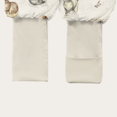 Calças de bebé com pernas bege claro e parte superior branca com estampado de gatos e palavra meow