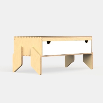 Mesa de centro em madeira clara com gavetas brancas e puxadores pretos em fundo branco