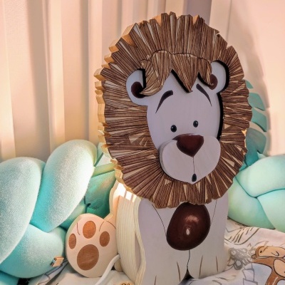 Abajur de madeira em forma de leão sobre cama com almofadas azuis