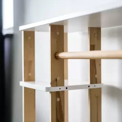 Estrutura de madeira com prateleiras brancas e varão cilíndrico