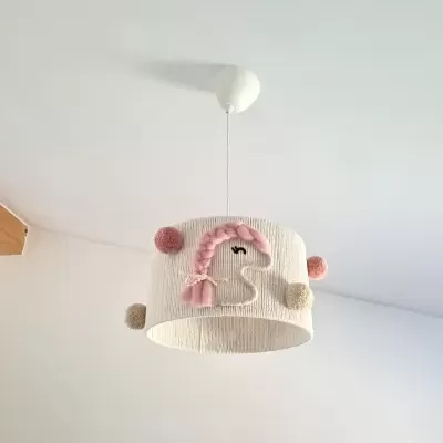 Candeeiro de teto infantil branco com cavalo-marinho rosa e pompons coloridos