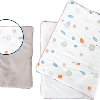 Almofada cinza e cobertor branco com padrão de círculos coloridos