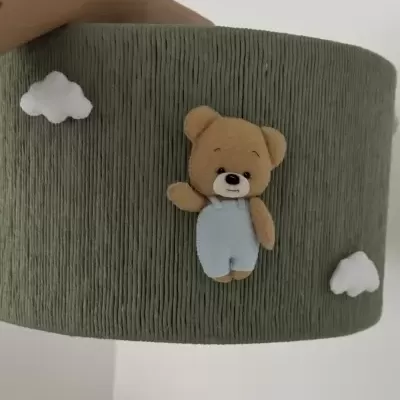 Abajur com cúpula verde texturada com ursinho e nuvens em tecido