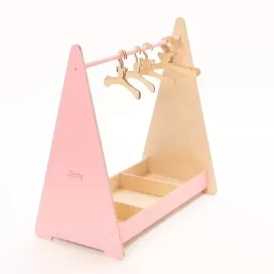 Estrutura de madeira para pendurar roupas com barra e cabides pequenos