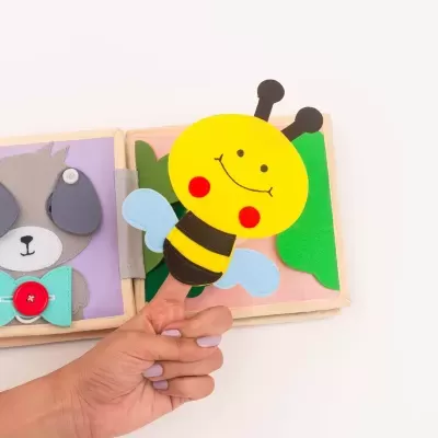 Brinquedo de tecido com abelha amarela e urso cinza, em fundo branco