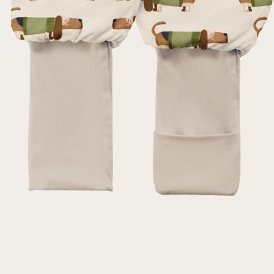 Calças infantis com estampa de cães castanhos e punhos bege