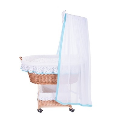 Berço de bebé em verga com mosquiteiro branco e azul