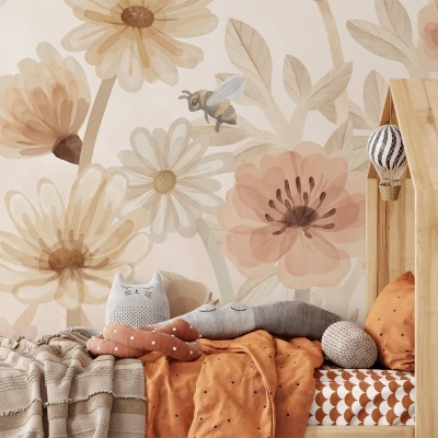 Quarto infantil com decoração floral e cama com roupa de cama laranja e almofadas cinza e bege