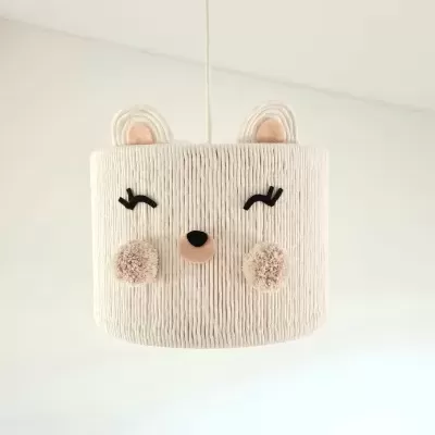 Candeeiro de teto infantil bege com rosto estilizado e orelhas