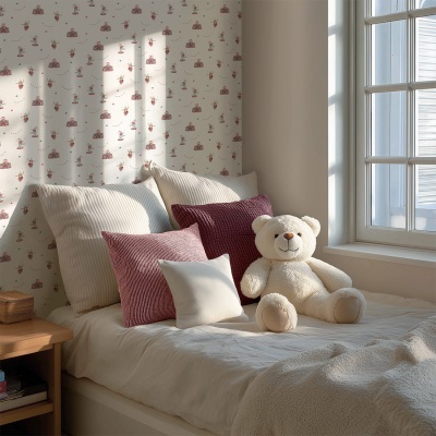 Cama com almofadas, ursinho de peluche e parede com papel de parede infantil com padrão de circo