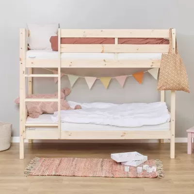 Cama beliche de madeira clara com decoração infantil e cama arrumada