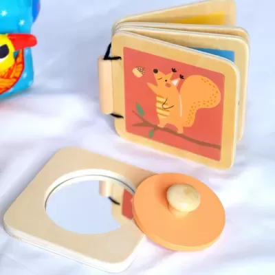 Livro infantil de madeira e espelho com moldura e tampa colorida