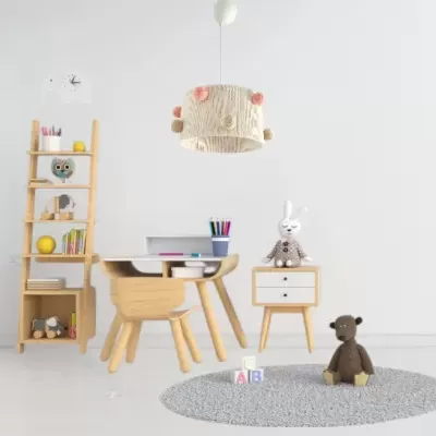Quarto infantil com mobiliário em madeira clara, candeeiro com pompons e brinquedos de peluche