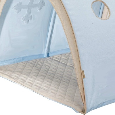 Tenda infantil azul clara com interior acolchoado bege e janela oval