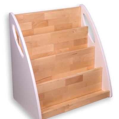 Estante pequena para livros com estrutura branca e prateleiras em madeira clara.