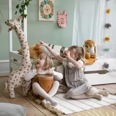 Crianças em quarto infantil com brinquedos e decoração colorida