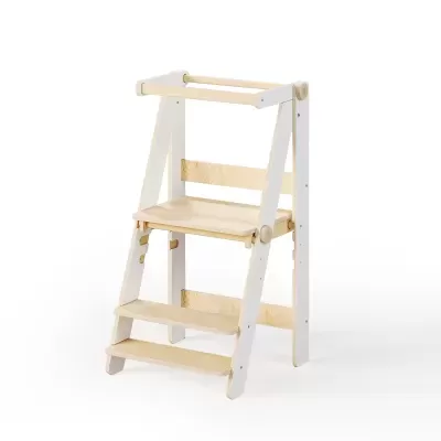 Cadeira escadote de madeira com degraus claros e estrutura branca