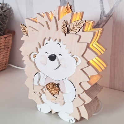 Abajur de madeira em forma de ouriço com luz amarela