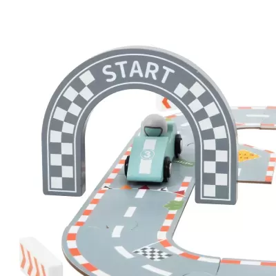 Brinquedo de pista de corrida com arco de partida e carro azul no início da pista