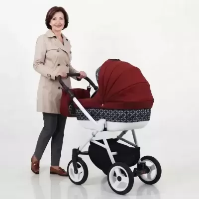 Mulher com carrinho de bebé vermelho com padrão geométrico