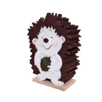 Produto decorativo de madeira em forma de ouriço com detalhes em branco e castanho