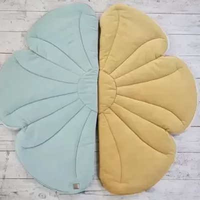 Almofada decorativa em formato de flor azul claro e amarelo mostarda