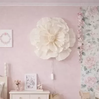 Lâmpada decorativa em forma de flor branca numa parede rosa com decoração floral