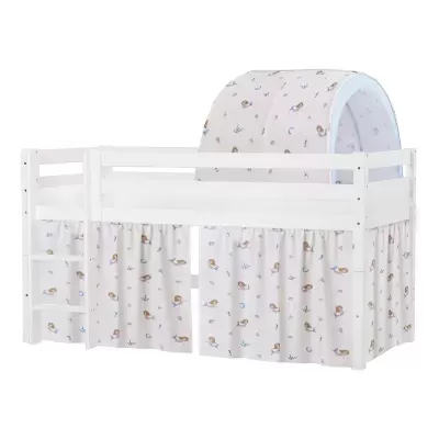 Cama alta branca de madeira com cortinas e tenda estampadas de sereias.