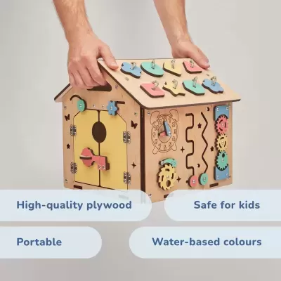 Brinquedo educativo em madeira contraplacada com peças coloridas montado em casinha